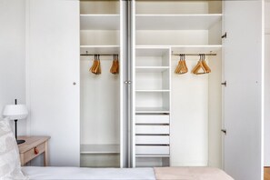 3 habitaciones, tabla de planchar con plancha, wifi y ropa de cama 