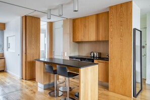 Kylskåp, mikrovågsugn, ugn och spishäll