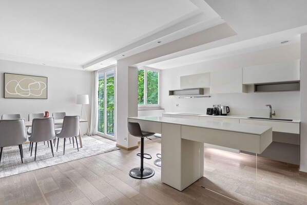 Réfrigérateur, micro-ondes, four, plaque de cuisson