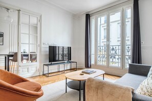 TV, stereo - Blueground | Levallois Perret, nr dining (Paris)