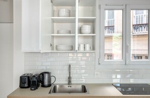 Kühlschrank, Mikrowelle, Ofen, Herdplatte