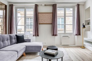 TV, stereo - Blueground | Odéon, nr Notre-Dame & Seine (Paris)