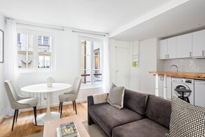 TV, stereo - Blueground | Montorgueil, intercom, nr Les Halles (Paris)