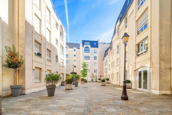 Property grounds - Blueground | Le Marais, concierge & elevator (Paris)