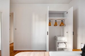 3 bedrooms, iron/ironing board, WiFi, bed sheets - Blueground | Le Marais, concierge & elevator (Paris)