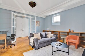 TV, stereo - Blueground | Notre Dame de Lorette, nr opera (Paris)