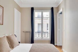 2 bedrooms, iron/ironing board, WiFi, bed sheets - Blueground | Notre Dame de Lorette, nr opera (Paris)