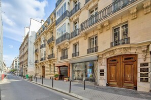 Exterior - Blueground | Notre Dame de Lorette, nr opera (Paris)