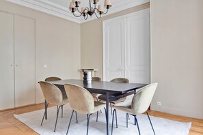 Dining - Blueground | Notre Dame de Lorette, nr opera (Paris)