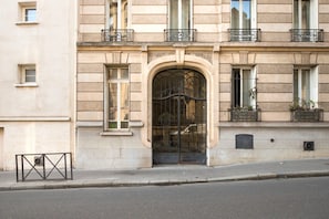 Exterior detail - Blueground | La Muette, elev, nr dining & shops (Paris)