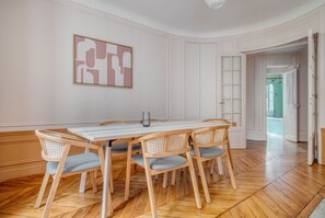 Dining - Blueground | La Muette, elev, nr dining & shops (Paris)