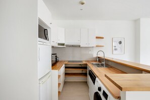 Réfrigérateur, micro-ondes, plaque de cuisson