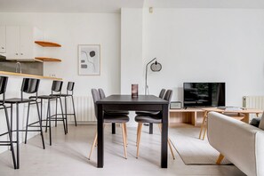 Dining - Blueground | Auteuil, garden on 1st floor (Paris)