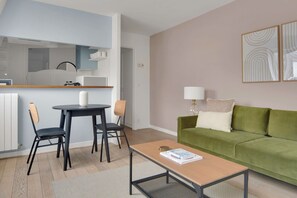 TV, stereo - Blueground | Europe, nr Gare Saint Lazare (Paris)