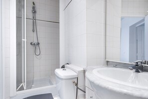 Secador de pelo, toallas