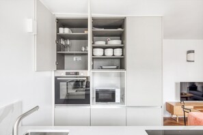 Kühlschrank, Mikrowelle, Ofen, Herdplatte