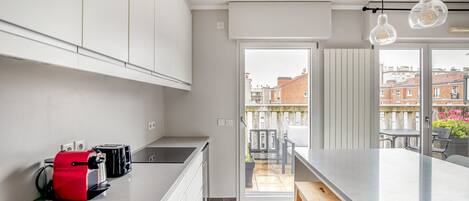 Fridge, microwave, oven, stovetop