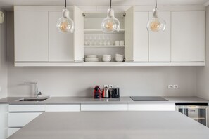 Réfrigérateur, micro-ondes, four, plaque de cuisson