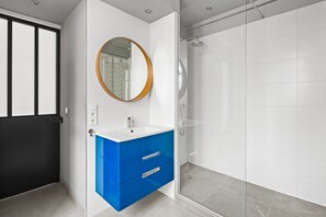 Hair dryer, towels - Blueground | Pigalle, office, nr Moulin Rouge (Paris)