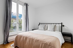 1 dormitorio, tabla de planchar con plancha, wifi y ropa de cama