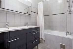 Secador de pelo, toallas