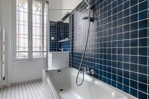 Séchoir à cheveux, serviettes fournies