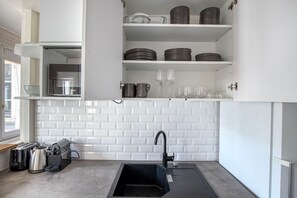 Réfrigérateur, micro-ondes, four, plaque de cuisson