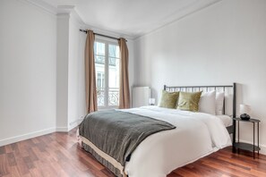 2 bedrooms, iron/ironing board, WiFi, bed sheets - Blueground | Lamark-Caulaincourt, elevator (Paris)