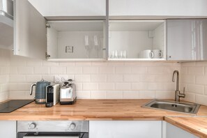 Fridge, microwave, oven, stovetop - Blueground | Lamark-Caulaincourt, elevator (Paris)