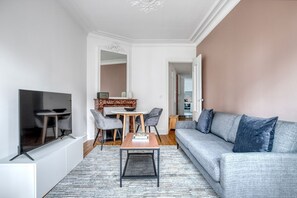 TV, stereo - Blueground | Lamark-Caulaincourt, elevator (Paris)