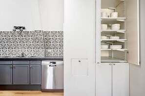 Fridge, microwave, oven, stovetop - Blueground | Miromesnil, a/c, elevator (Paris)