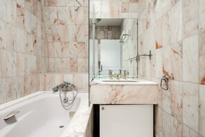 Hair dryer, towels - Blueground | Miromesnil, a/c, elevator (Paris)