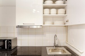 Kjøleskap, mikrobølgeovn, ovn og kokeplater