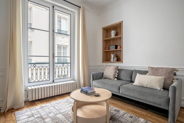 TV, stereo - Blueground | Auteuil, fully renovated & furnished (Paris)