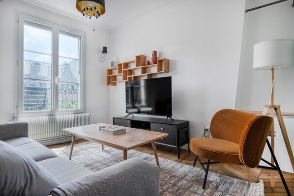 TV, stereo - Blueground | Halles, balcony, nr dining (Paris)