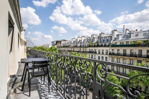 Outdoor dining - Blueground | Halles, balcony, nr dining (Paris)