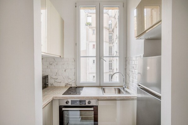 Kühlschrank, Mikrowelle, Ofen, Herdplatte