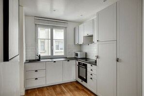 Een koelkast, een magnetron, een oven, een kookplaat