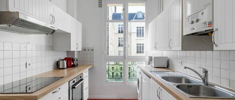 Een koelkast, een microgolfoven, een oven, een kookplaat