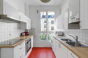 Kylskåp, mikrovågsugn, ugn och spishäll