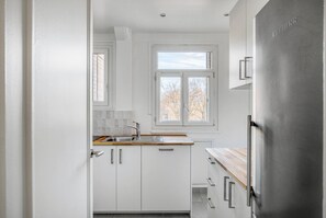 Kylskåp, mikrovågsugn, ugn och spishäll