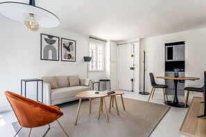 TV, stereo - Blueground | Bastille, nr foodie street (Paris)