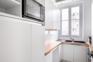 Fridge, microwave, oven, stovetop - Blueground | Villiers, nr Monceau Park (Paris)