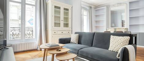 Télévision, chaîne hi-fi