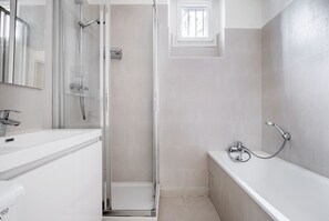 Sèche-cheveux, serviettes fournies