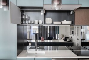 Een koelkast, een magnetron, een oven, een kookplaat