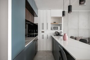 Fridge, microwave, oven, stovetop