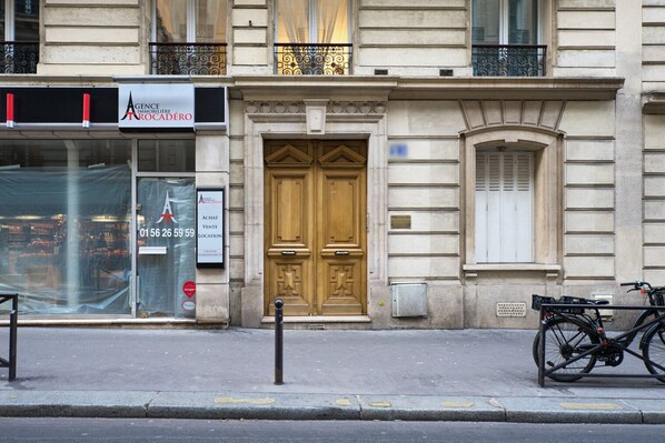Exterior detail - Blueground | Trocadéro, nr Eiffel Tower (Paris)