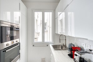 Fridge, microwave, oven, stovetop - Blueground | Trocadéro, nr Eiffel Tower (Paris)