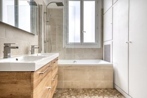 Hair dryer, towels - Blueground | Trocadéro, nr Eiffel Tower (Paris)